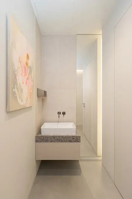 Nowoczesna łazienka z minimalistycznym designem w stylu japandi, skandynawskim i soft minimalizmie.