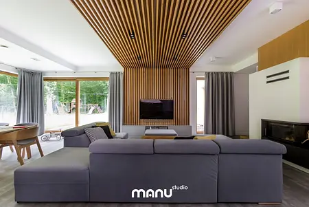 Wnętrze salonu w stylu industrialnym z minimalistycznymi meblami, skandynawskimi dodatkami.