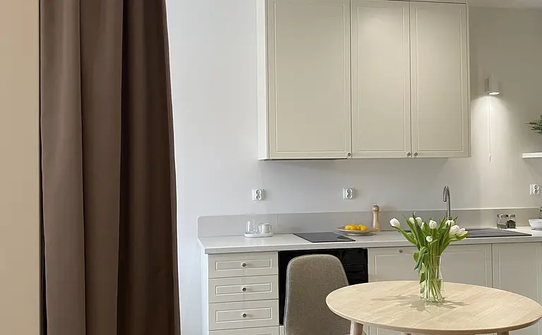 Wnętrze kuchni w stylu japandi i skandynawskim z drewnianymi akcentami.