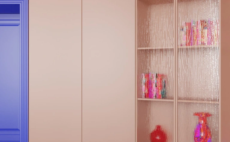 Garderoba z różowymi meblami, niebieskimi drzwiami i dekorami dopamine decor.