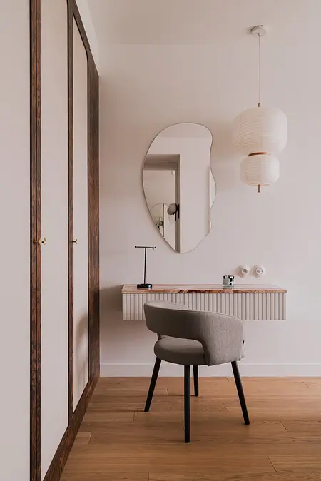Wnętrze z biurkiem, lustrem i lampą w stylach art deco, eklektycznym, nowoczesnym, vintage, współczesnym.