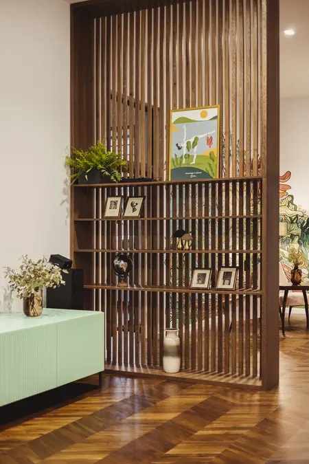 Wnętrze z eklektycznym designem, drewniana ścianka i zielone meble