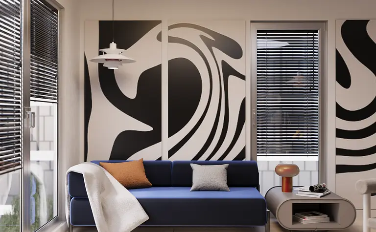 Wnętrze salonu w stylu eklektycznym z minimalistycznymi akcentami, niebieska sofa.