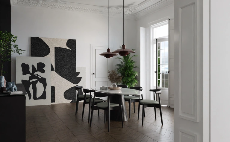 Wnętrze jadalni w stylu art deco z drewnianym stołem, czarnymi krzesłami i nowoczesną sztuką.