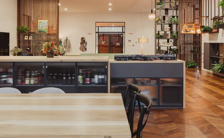 Wnętrze kuchni w stylu dopamine decor z roślinami i drewnianymi akcentami.