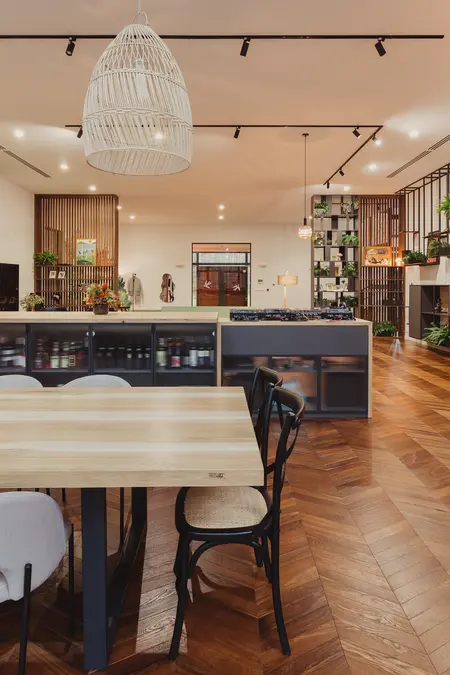 Wnętrze kuchni w stylu dopamine decor z roślinami i drewnianymi akcentami.