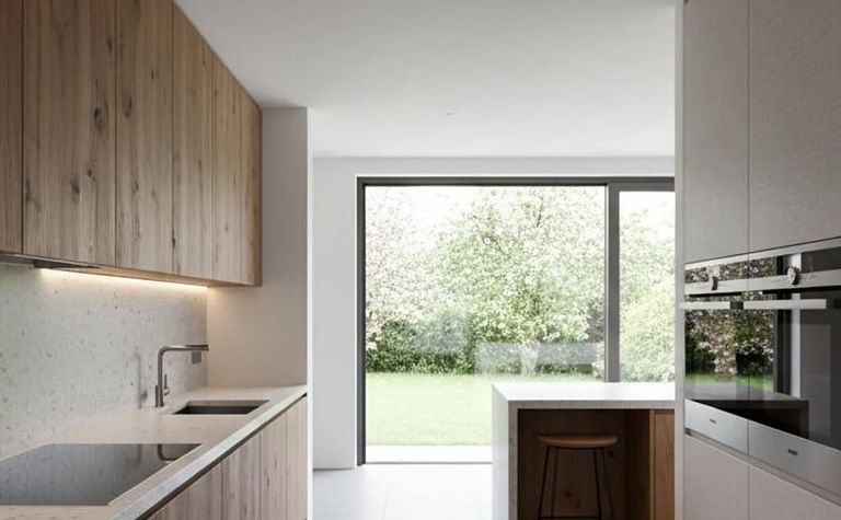 Kuchnia minimalistyczna z drewnianymi meblami i nowoczesnym wykończeniem.