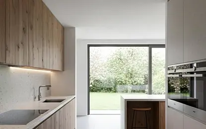 Kuchnia minimalistyczna z drewnianymi meblami i nowoczesnym wykończeniem.