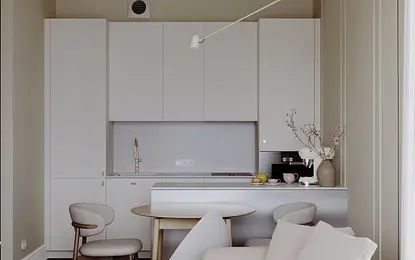 Nowoczesna kuchnia w stylu soft minimalizm z białymi meblami i drewnianym stołem.