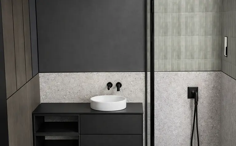 Łazienka w stylu japandi z minimalistycznymi detalami i nowoczesną armaturą.