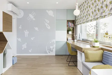 Nowoczesny pokój dziecięcy z biurkiem i dekoracją kosmiczną, minimaluxe, quiet luxury.