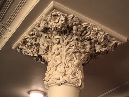 Ozdobny słup z elementami art deco, eklektycznymi i glamour.