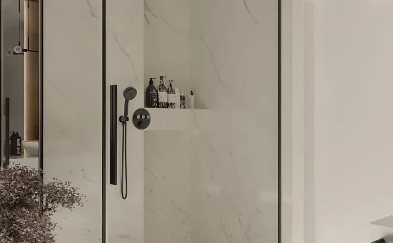 Łazienka z przeszkloną kabiną prysznicową, marmurowe ściany, styl eklektyczny, glamour, nowoczesny.