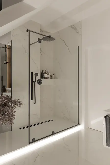 Łazienka z przeszkloną kabiną prysznicową, marmurowe ściany, styl eklektyczny, glamour, nowoczesny.