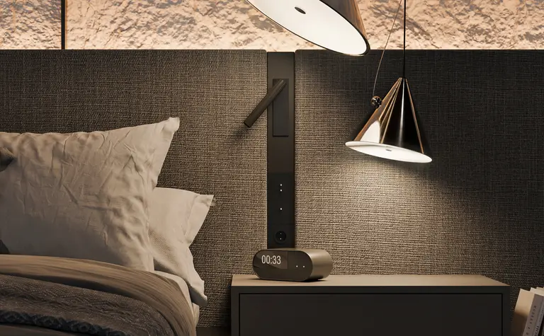 Sypialnia z minimalistycznym wystrojem, industrialnymi lampami i tłem w stylu quiet luxury.