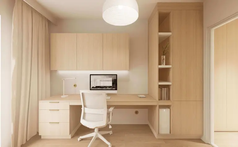Gabinet w stylu japandi i minimalistycznym z drewnianym biurkiem i białym krzesłem.