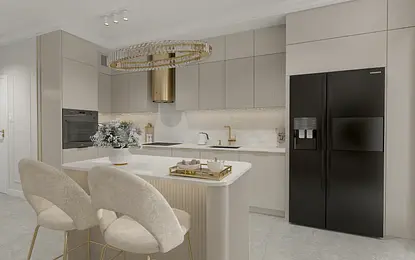 Wnętrze kuchni z beżowymi meblami, czarną lodówką i dekoracyjnym oświetleniem w stylu tradycyjnym.