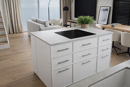 Wnętrze kuchni w stylu japandi z białymi meblami i minimalistycznym wykończeniem.