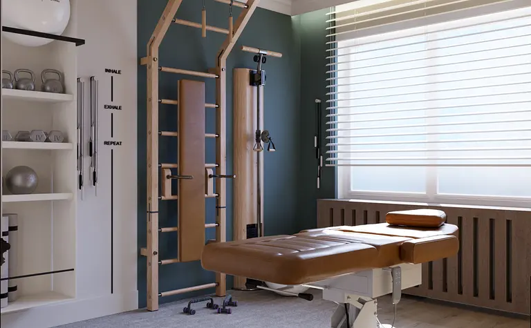 Gabinet z przyrządami do ćwiczeń i minimalistycznym wystrojem.