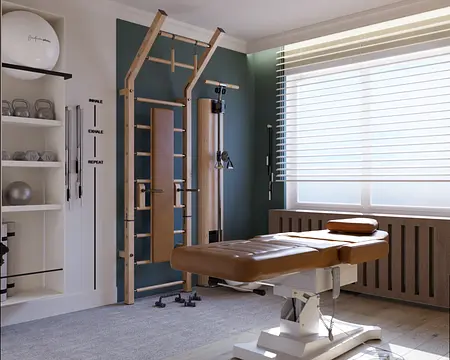 Gabinet z przyrządami do ćwiczeń i minimalistycznym wystrojem.