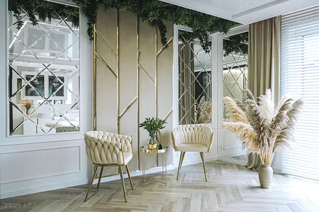 Stylowe wnętrze z beżowymi fotelami, lustrem i roślinnością, glamour, nowoczesny.