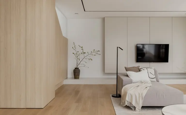 Wnętrze salonu w stylu japandi z minimalistycznymi meblami i dekoracjami.