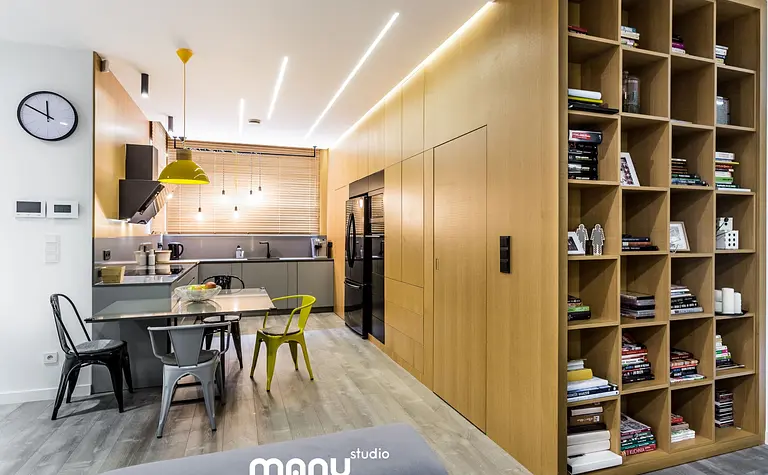 Wnętrze kuchni w stylu industrialnym z minimalistycznymi meblami i skandynawskimi akcentami.