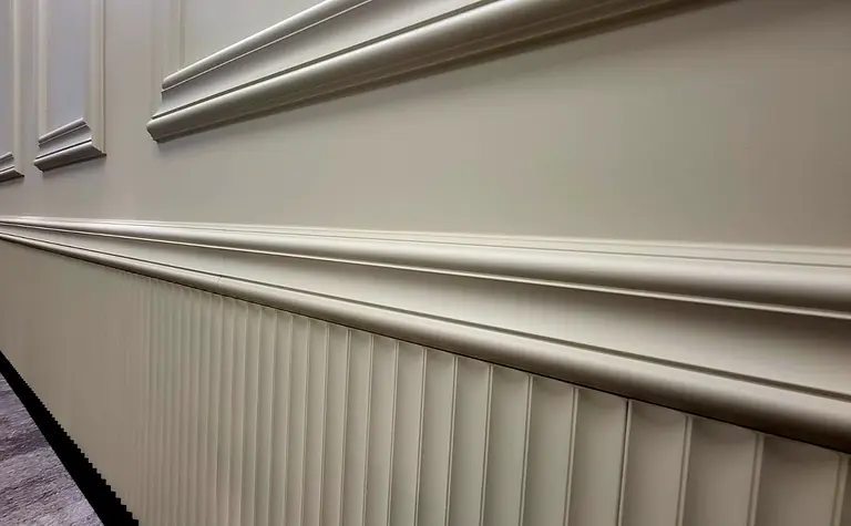 Ściana z białymi panelami i beżowym wykończeniem, nowoczesny design