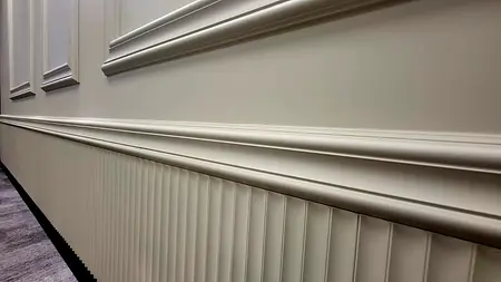 Ściana z białymi panelami i beżowym wykończeniem, nowoczesny design