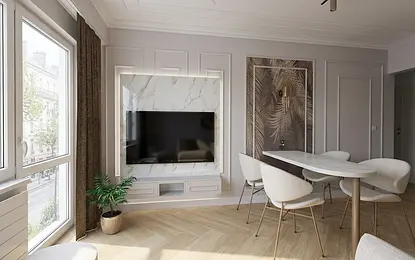 Nowoczesne wnętrze z telewizorem, drewnianą podłogą i jasnymi meblami w stylu glamour