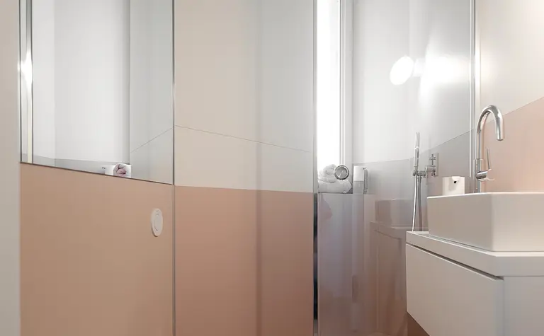 Nowoczesna łazienka z eklektycznymi detalami, minimalistycznym wykończeniem i soft minimalizmem.