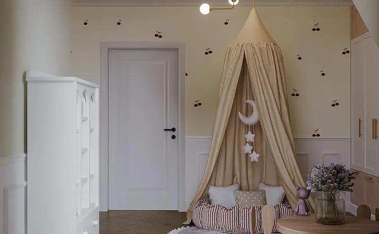 Pokój dziecięcy w stylu art deco i eklektycznym z namiotem, białymi meblami i drewnianą podłogą.