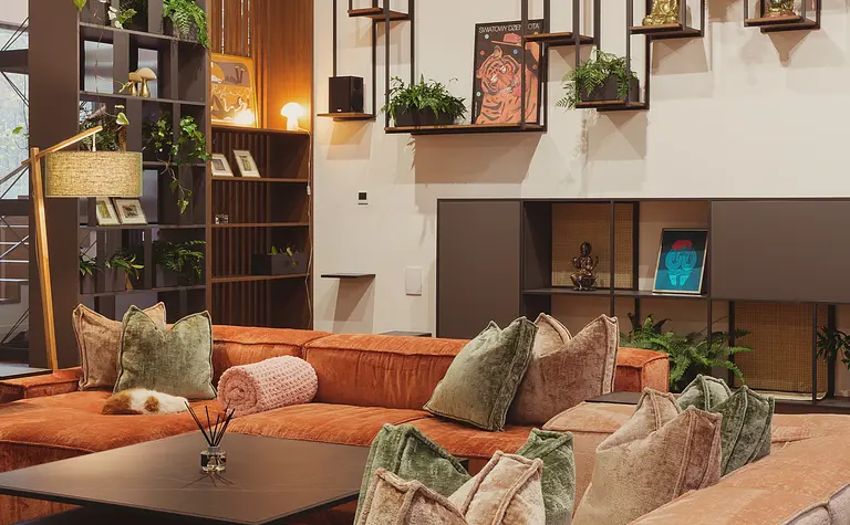 Wnętrze salonu z roślinnymi akcentami, w stylach dopamine decor, eklektycznym, industrialnym, rustykalnym i vintage.