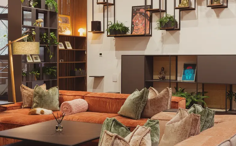 Wnętrze salonu z roślinnymi akcentami, w stylach dopamine decor, eklektycznym, industrialnym, rustykalnym i vintage.