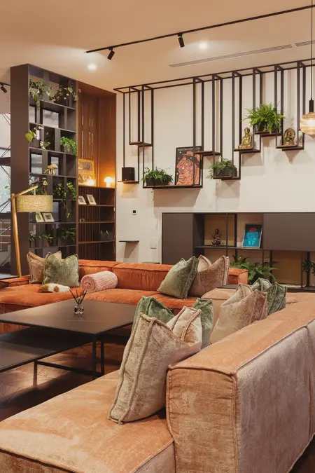 Wnętrze salonu z roślinnymi akcentami, w stylach dopamine decor, eklektycznym, industrialnym, rustykalnym i vintage.