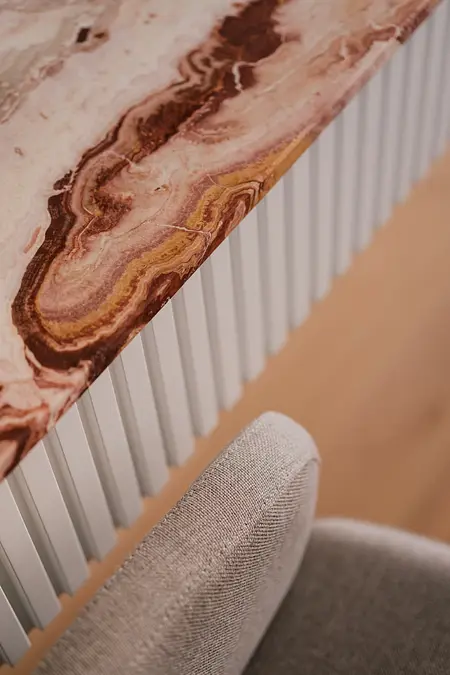 Marmurowy stół w stylu art deco z szarym krzesłem, nowoczesne wnętrze.