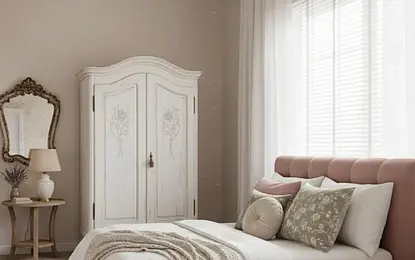 Sypialnia w stylu prowansalskim z białą szafą i różowym wezgłowiem