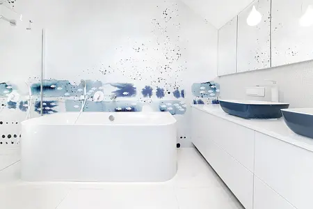 Wnętrze łazienki z białą wanną i nowoczesnymi meblami w stylu minimaluxe, quiet luxury, współczesnym.