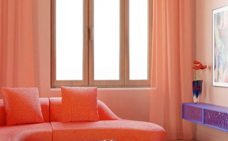 Wnętrze salonu w stylu dopamine decor z pomarańczową sofą i czerwonym stolikiem.
