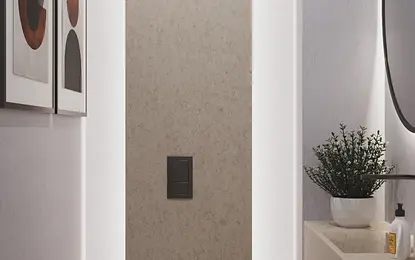 Minimalistyczna toaleta z podświetleniem, nowoczesnymi detalami i rośliną.