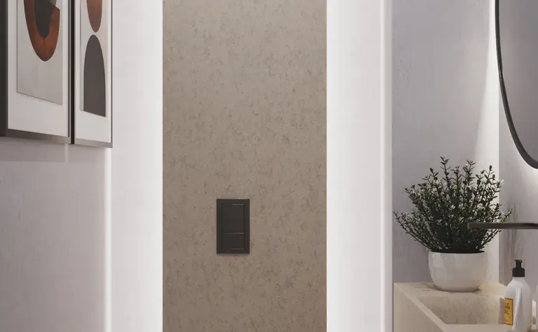Minimalistyczna toaleta z podświetleniem, nowoczesnymi detalami i rośliną.