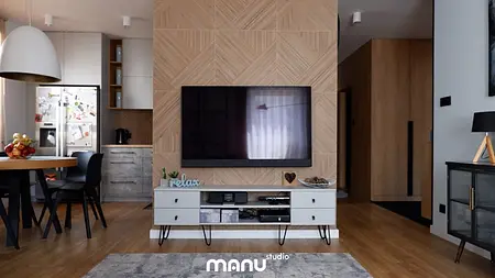 Wnętrze z telewizorem, drewnianą ścianą i nowoczesnymi meblami