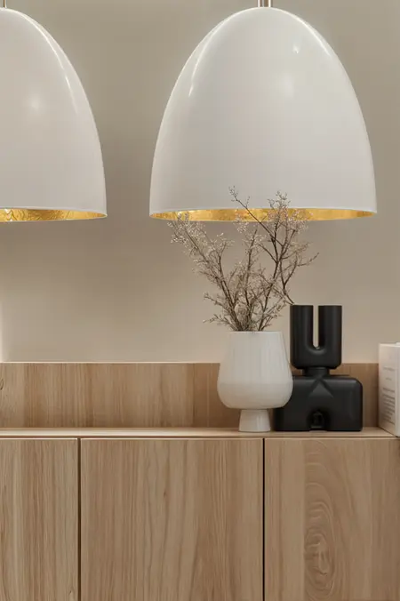 Eklektyczne wnętrze z minimalistyczną szafką i nowoczesnymi lampami.
