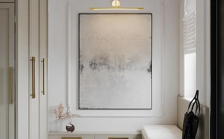 Przedpokój w stylu art deco i eklektycznym z beżowymi meblami i dekoracjami.