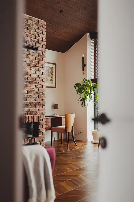 Wnętrze w stylu dopamine decor, eklektycznym, industrialnym, rustykalnym i vintage z biurkiem i rośliną.