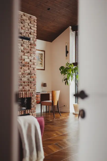 Wnętrze w stylu dopamine decor, eklektycznym, industrialnym, rustykalnym i vintage z biurkiem i rośliną.