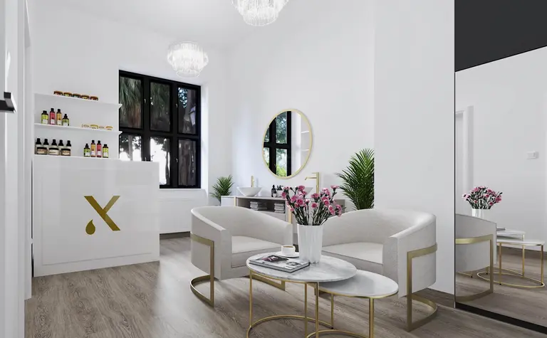 Wnętrze salonu z białą sofą, złotymi detalami i roślinami, nowoczesny styl glamour.