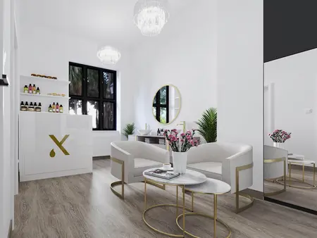 Wnętrze salonu z białą sofą, złotymi detalami i roślinami, nowoczesny styl glamour.