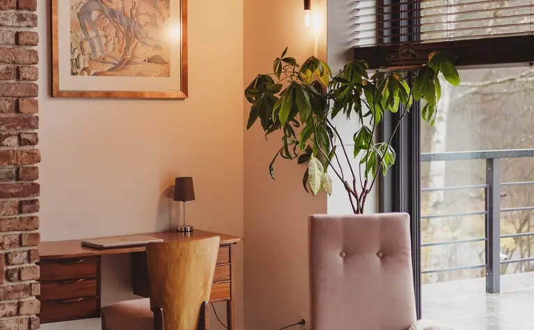 Wnętrze biura w stylu dopamine decor z eklektycznymi akcentami i rustykalnymi detalami.