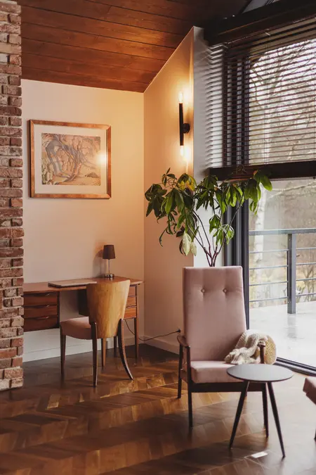 Wnętrze biura w stylu dopamine decor z eklektycznymi akcentami i rustykalnymi detalami.